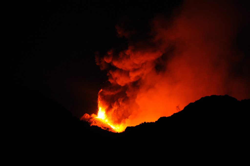 Etna and Stromboli, which connection?